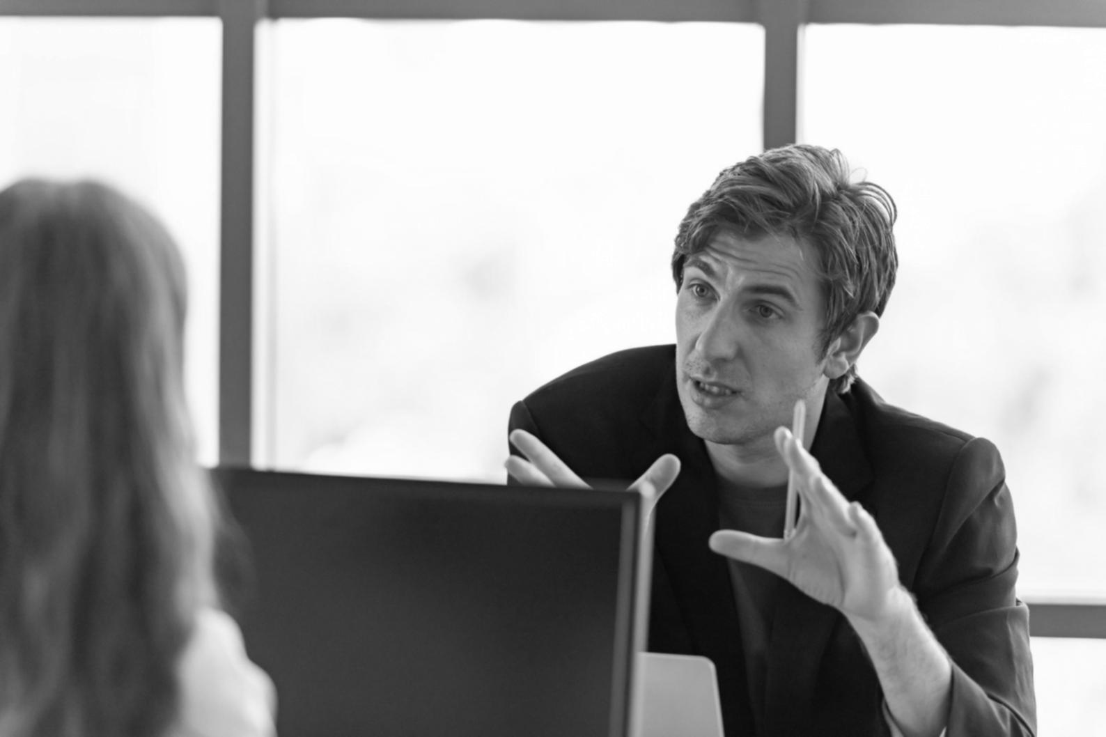 Menschen beim gemeinsamen Lernen über Finanzen